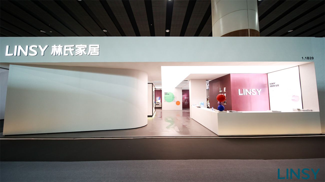 Félicite LINSY au Salon international du meuble de Chine